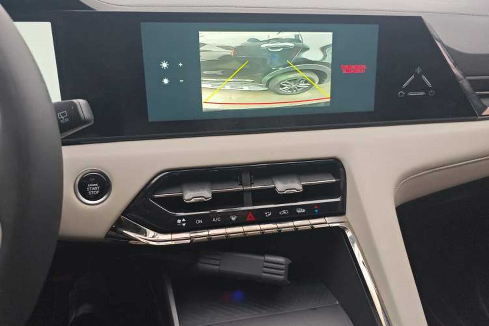 Used SOL X8 PLUS 2023 1.5 TGDI DCT Smart Home Edition 7-Seater Audio And AC Panel