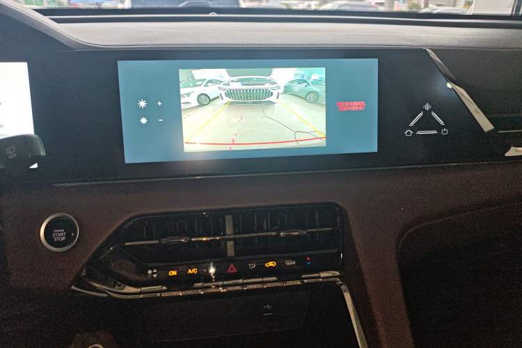 Used SOL X8 PLUS 2023 1.5 TGDI DCT Smart Home Edition 7-Seater Audio And AC Panel