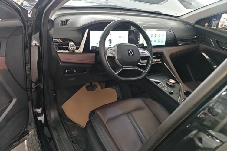 Used SOL X8 PLUS 2023 1.5 TGDI DCT Smart Edition 7-Seater Center Console