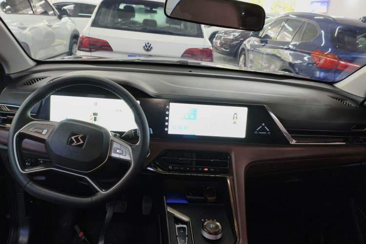 Used SOL X8 PLUS 2023 1.5 TGDI DCT Smart Edition 7-Seater Center Console