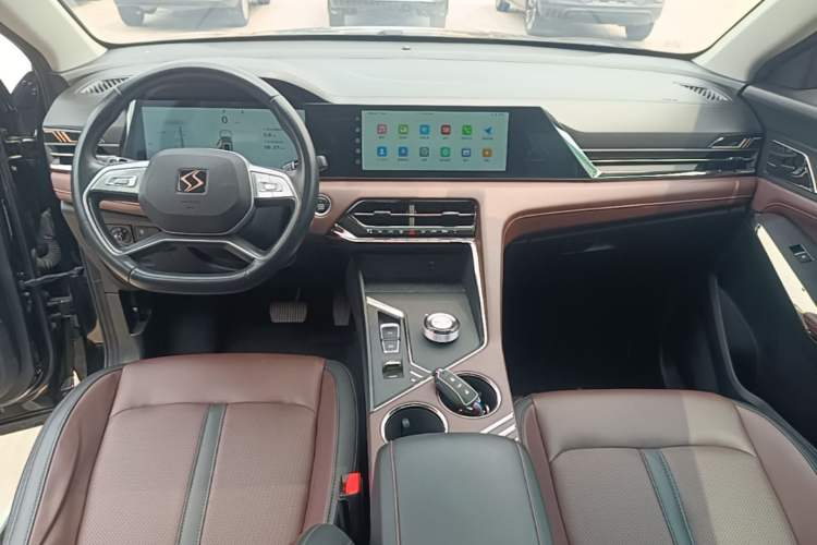 Used SOL X8 PLUS 2023 1.5 TGDI DCT Smart Home Edition 7-Seater Center Console