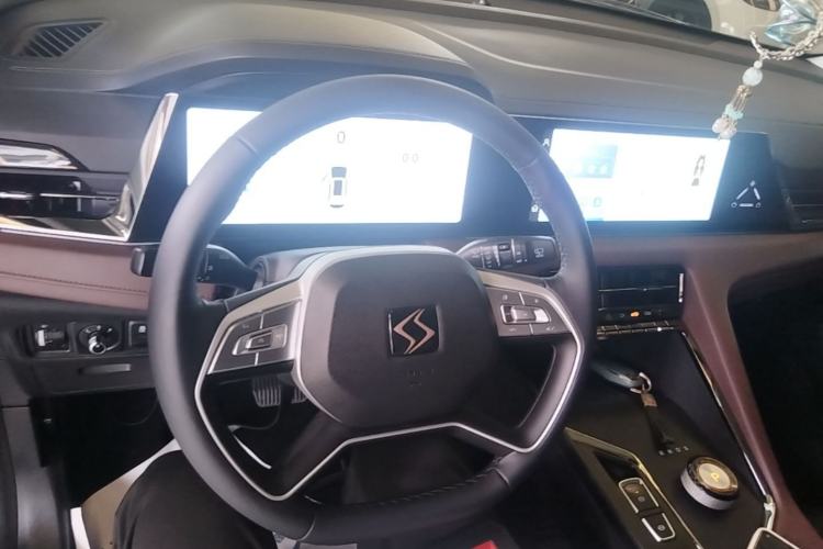 Used SOL X8 PLUS 2023 1.5 TGDI DCT Smart Edition 7-Seater Center Console