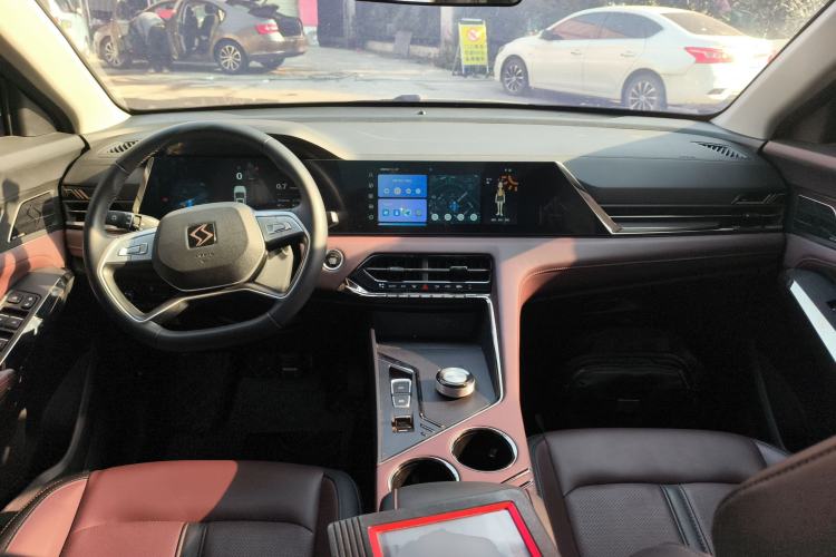 Used SOL X8 PLUS 2023 1.5 TGDI DCT Smart Edition 7-Seater Center Console