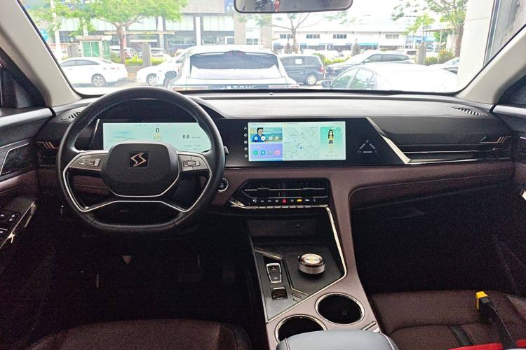 Used SOL X8 PLUS 2023 1.5 TGDI DCT Smart Home Edition 7-Seater Center Console