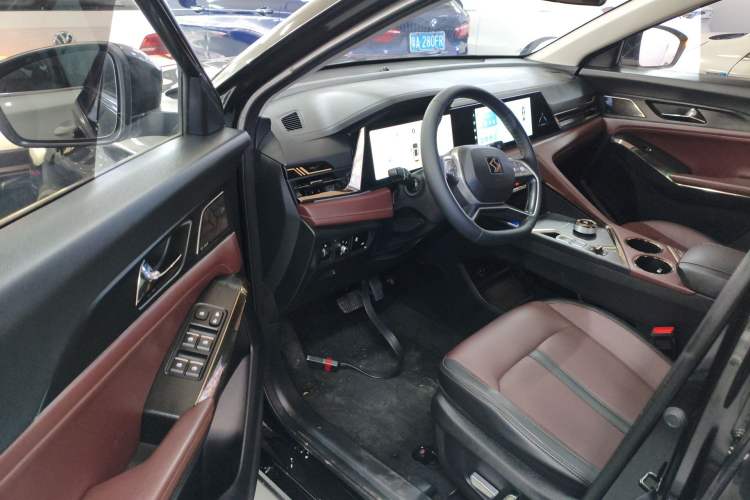 Used SOL X8 PLUS 2023 1.5 TGDI DCT Smart Edition 7-Seater Driver Seat