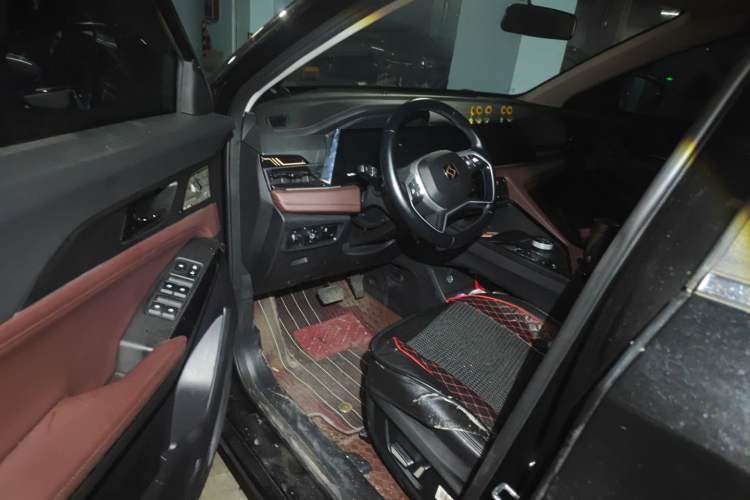 Used SOL X8 PLUS 2023 1.5 TGDI DCT Smart Edition 7-Seater Driver Seat