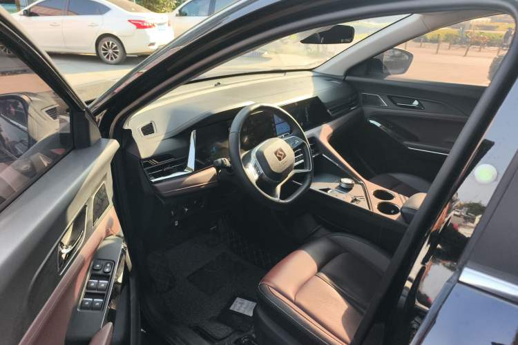 Used SOL X8 PLUS 2023 1.5 TGDI DCT Smart Edition 7-Seater Driver Seat