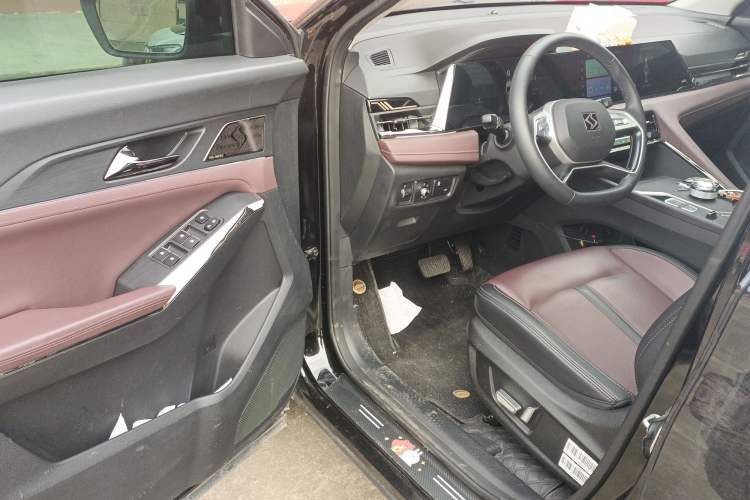 Used SOL X8 PLUS 2023 1.5 TGDI DCT Smart Edition 7-Seater Driver Seat