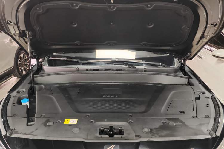 Used SOL X8 PLUS 2023 1.5 TGDI DCT Luxury Edition 7-Seater Engine Bay