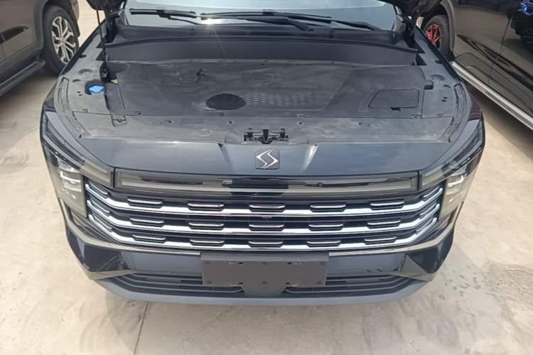 Used SOL X8 PLUS 2023 1.5 TGDI DCT Smart Home Edition 7-Seater Engine Bay