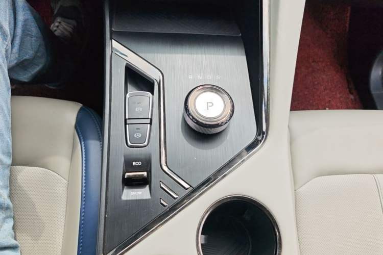 Used SOL X8 PLUS 2023 1.5 TGDI DCT Smart Home Edition 6-Seater Gear Lever