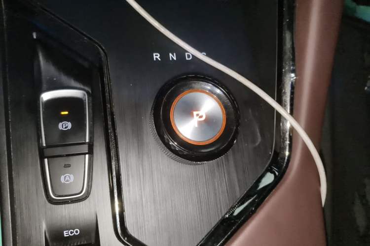 Used SOL X8 PLUS 2023 1.5 TGDI DCT Smart Edition 7-Seater Gear Lever