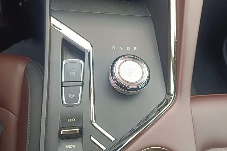Used SOL X8 PLUS 2023 1.5 TGDI DCT Smart Home Edition 7-Seater Gear Lever