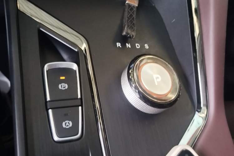 Used SOL X8 PLUS 2023 1.5 TGDI DCT Smart Edition 7-Seater Gear Lever
