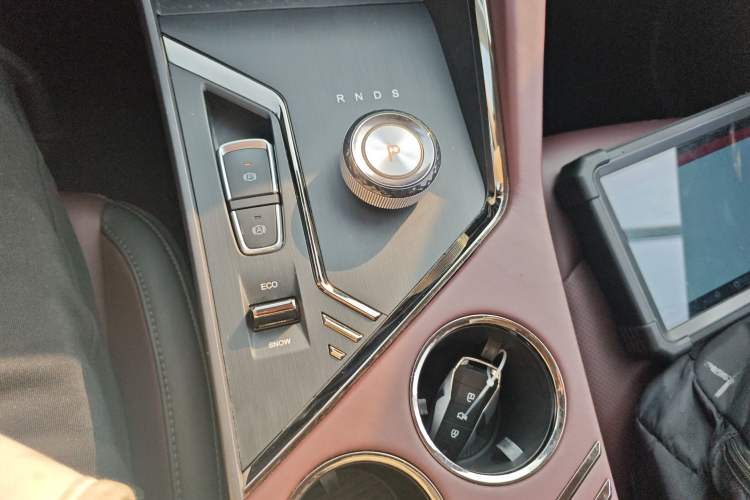 Used SOL X8 PLUS 2023 1.5 TGDI DCT ZhiShang Edition 7-Seater Gear Lever