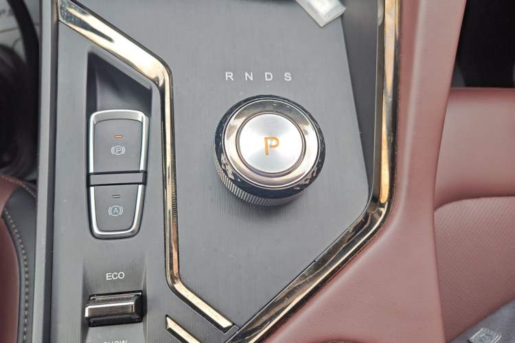 Used SOL X8 PLUS 2023 1.5 TGDI DCT Smart Edition 7-Seater Gear Lever