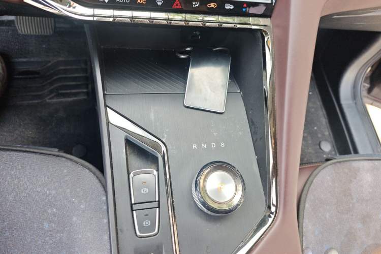 Used SOL X8 PLUS 2023 1.5 TGDI DCT Smart Edition 7-Seater Gear Lever