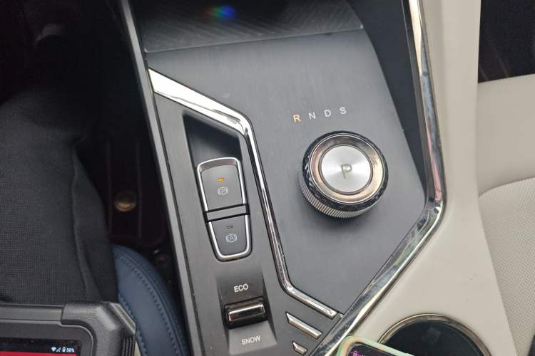 Used SOL X8 PLUS 2023 1.5 TGDI DCT Smart Home Edition 7-Seater Gear Lever