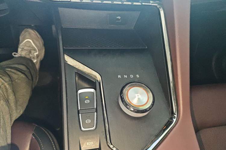 Used SOL X8 PLUS 2023 1.5 TGDI DCT Smart Home Edition 7-Seater Gear Lever