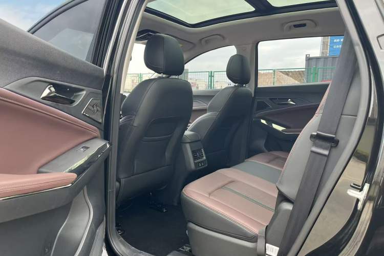 Used SOL X8 PLUS 2023 1.5 TGDI DCT Luxury Edition 7-Seater Interior 3