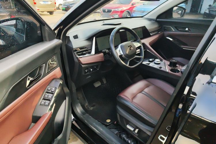 Used SOL X8 PLUS 2023 1.5 TGDI DCT ZhiShang Edition 7-Seater Interior 3