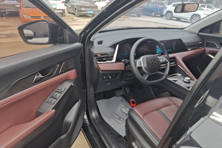 Used SOL X8 PLUS 2023 1.5 TGDI DCT Smart Edition 7-Seater Interior 3