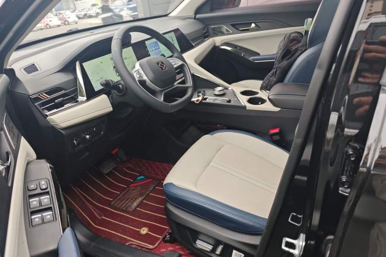 Used SOL X8 PLUS 2023 1.5 TGDI DCT Smart Home Edition 7-Seater Left Front Seat