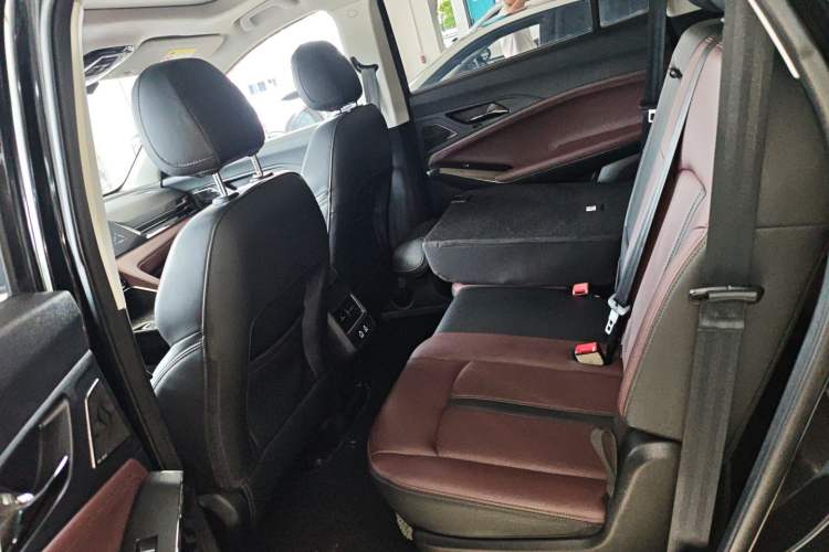 Used SOL X8 PLUS 2023 1.5 TGDI DCT Smart Home Edition 7-Seater Left Rear Seat