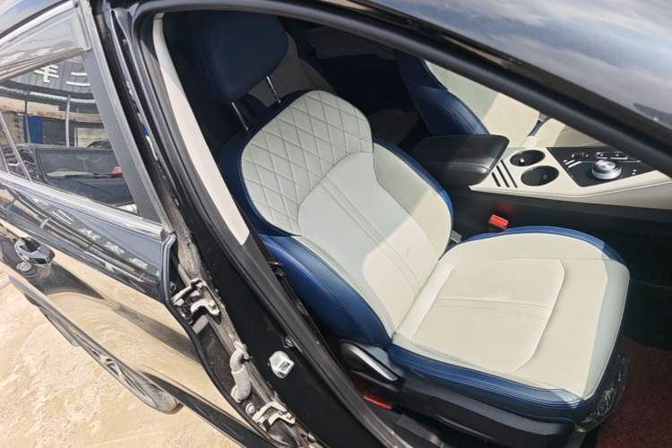 Used SOL X8 PLUS 2023 1.5 TGDI DCT Smart Home Edition 6-Seater Right Front Seat