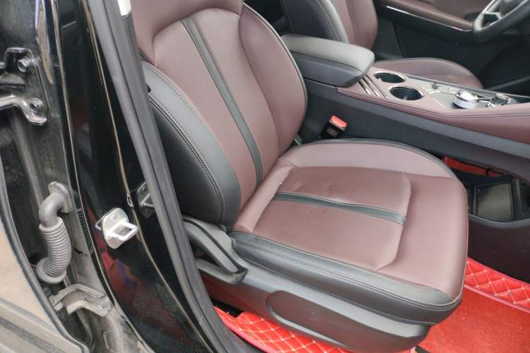 Used SOL X8 PLUS 2023 1.5 TGDI DCT Luxury Edition 7-Seater Right Front Seat