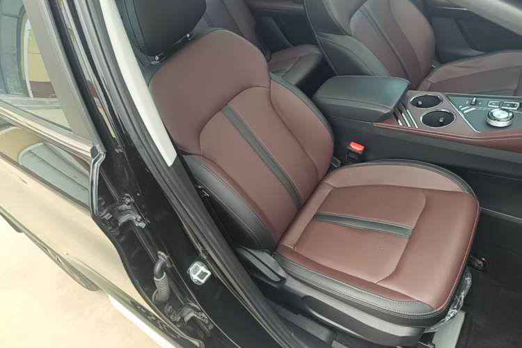Used SOL X8 PLUS 2023 1.5 TGDI DCT Smart Home Edition 7-Seater Right Front Seat