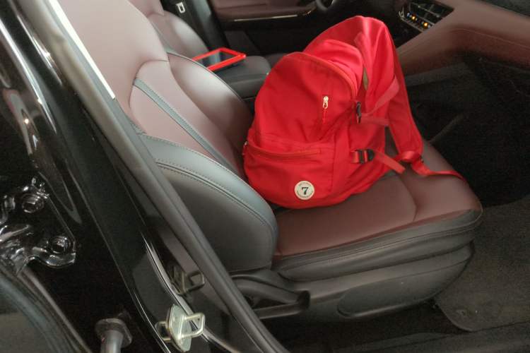 Used SOL X8 PLUS 2023 1.5 TGDI DCT Smart Edition 7-Seater Right Front Seat