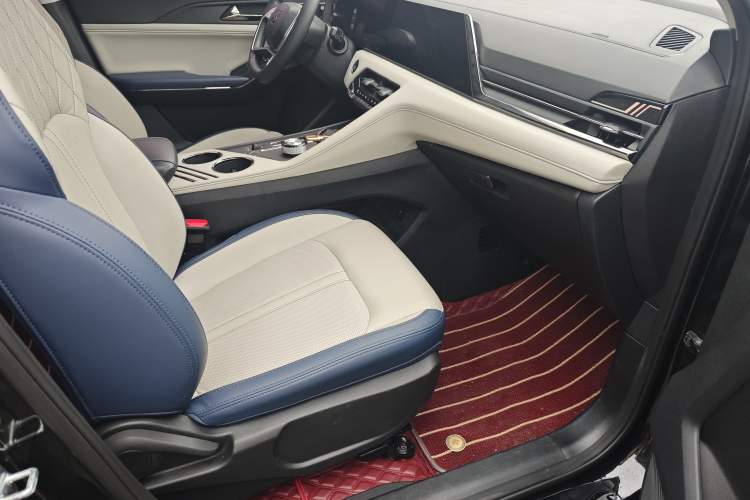 Used SOL X8 PLUS 2023 1.5 TGDI DCT Smart Home Edition 7-Seater Right Front Seat