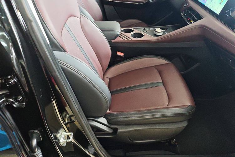 Used SOL X8 PLUS 2023 1.5 TGDI DCT Smart Home Edition 7-Seater Right Front Seat