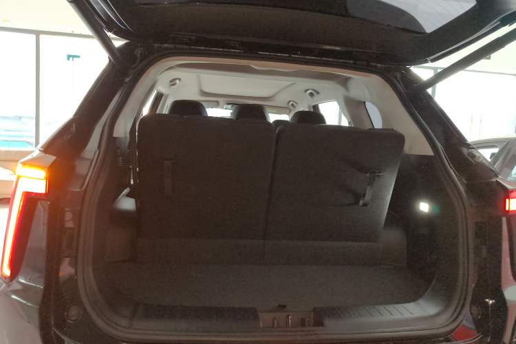 Used SOL X8 PLUS 2023 1.5 TGDI DCT Smart Edition 7-Seater Trunk