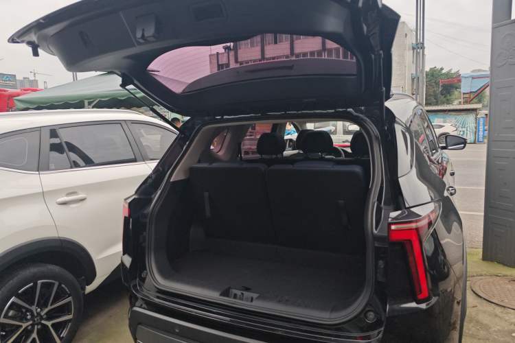 Used SOL X8 PLUS 2023 1.5 TGDI DCT Smart Home Edition 7-Seater Trunk