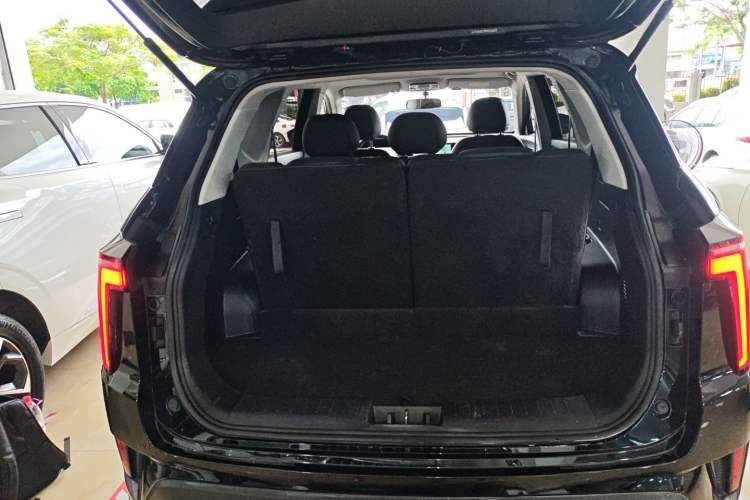 Used SOL X8 PLUS 2023 1.5 TGDI DCT Smart Home Edition 7-Seater Trunk