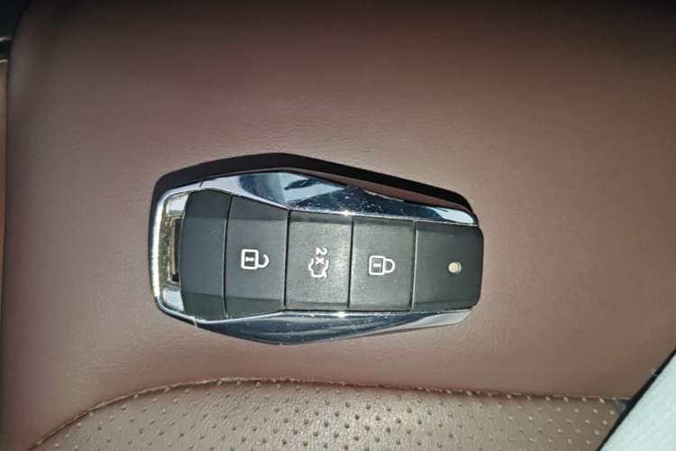 Used SOL X8 PLUS 2023 1.5 TGDI DCT Smart Edition 7-Seater Vehicle Key