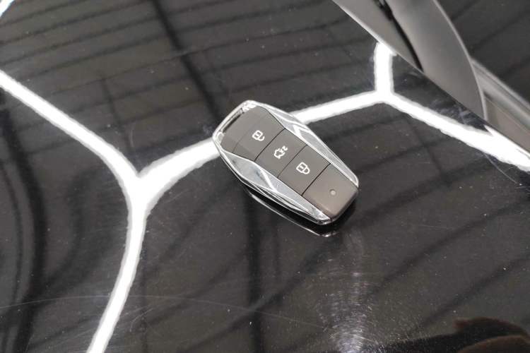 Used SOL X8 PLUS 2023 1.5 TGDI DCT Smart Edition 7-Seater Vehicle Key
