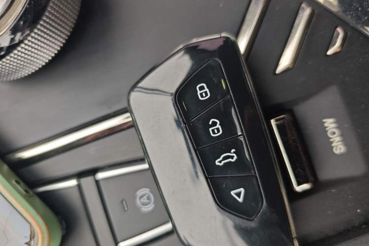 Used SOL X8 PLUS 2023 1.5 TGDI DCT Smart Home Edition 7-Seater Vehicle Key