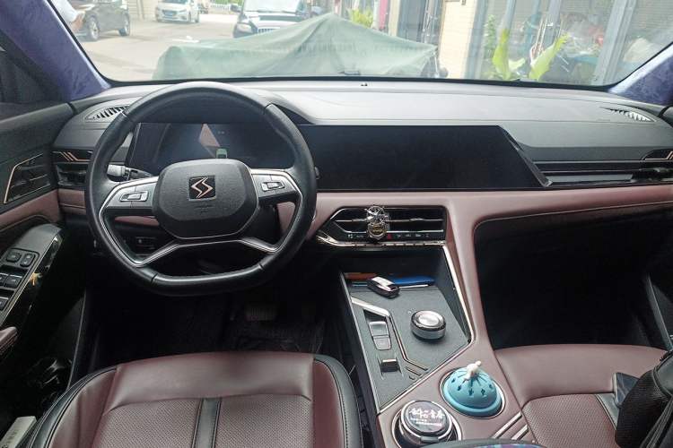 Used SOL X8 PLUS 2023 1.5 TGDI DCT Smart Edition 7-Seater Center Console