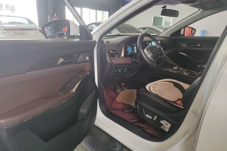 Used SOL X8 PLUS 2023 1.5 TGDI DCT Smart Edition 7-Seater Driver Seat