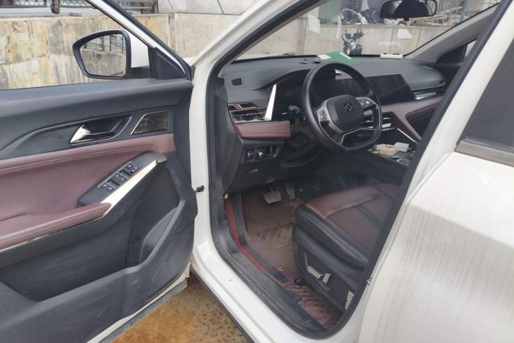 Used SOL X8 PLUS 2023 1.5 TGDI DCT Smart Home Edition 7-Seater Driver Seat