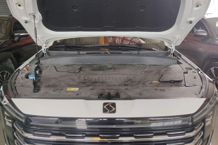 Used SOL X8 PLUS 2023 1.5 TGDI DCT Smart Edition 7-Seater Engine Bay