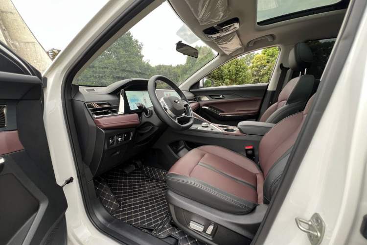 Used SOL X8 PLUS 2023 1.5 TGDI DCT ZhiJia Edition 5 Seats Exterior 9