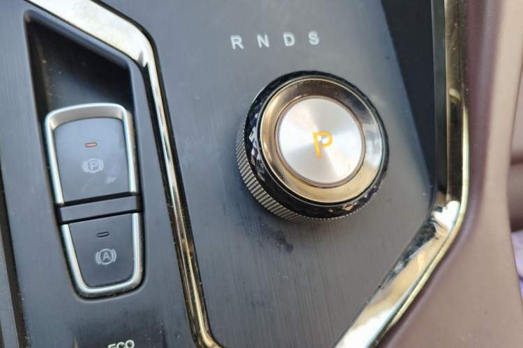 Used SOL X8 PLUS 2023 1.5 TGDI DCT Smart Edition 7-Seater Gear Lever