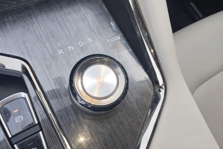 Used SOL X8 PLUS 2023 1.5 TGDI DCT Smart Home Edition 6-Seater Gear Lever