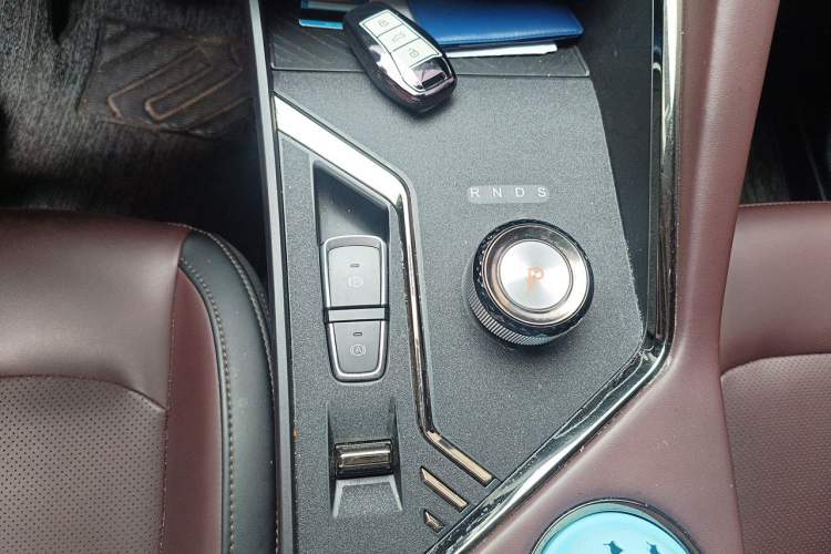 Used SOL X8 PLUS 2023 1.5 TGDI DCT Smart Edition 7-Seater Gear Lever
