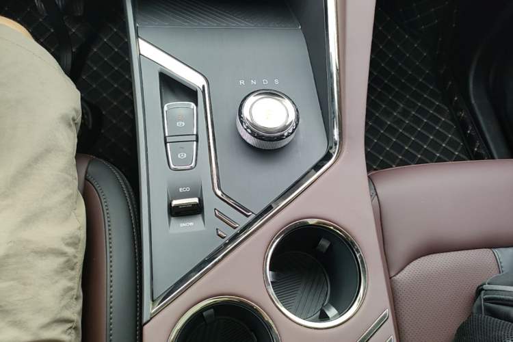 Used SOL X8 PLUS 2023 1.5 TGDI DCT ZhiJia Edition 5 Seats Gear Lever