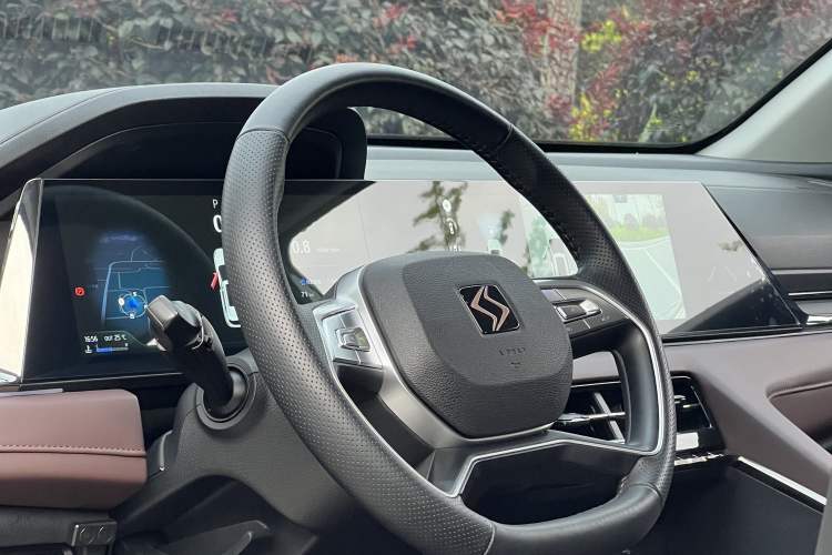 Used SOL X8 PLUS 2023 1.5 TGDI DCT Smart Edition 6-Seater Interior 3
